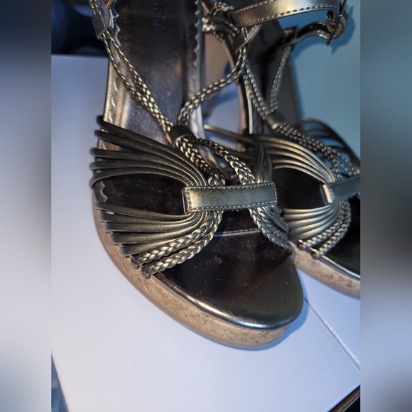 Trendzone Platform Heels Antique Gold Fancy Strappy Shoes. Size US 6 - Picture 7 of 11